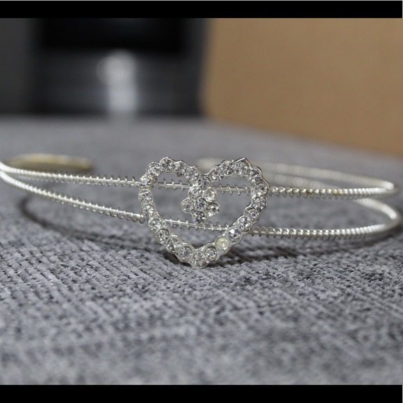 Silver heart headband with a missing hem - Picture 1 of 2